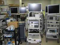 手術室に並ぶ機器の写真