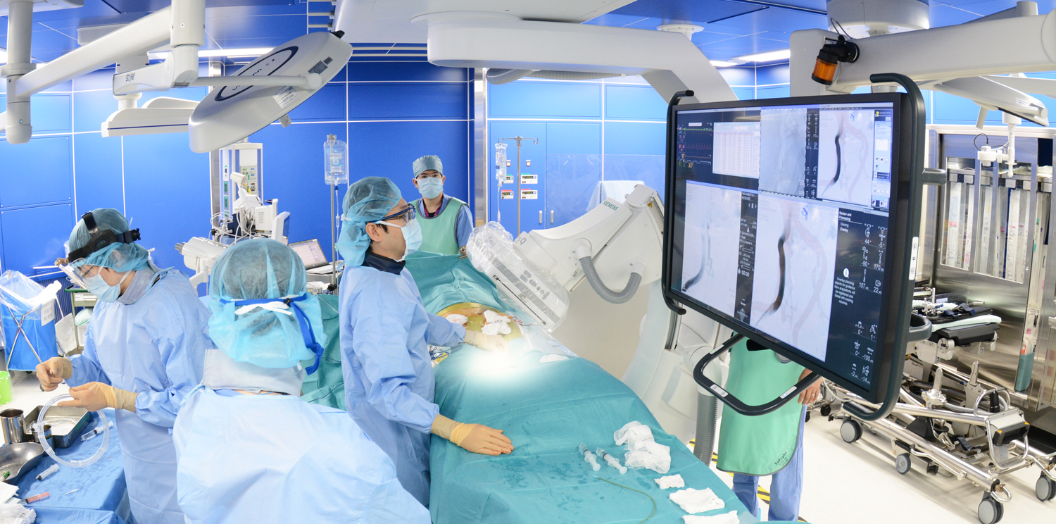 手術室におけるモニターを確認しながらの手術風景